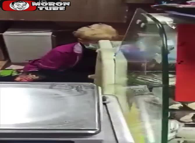 Video :The cashier who was unable to stand
